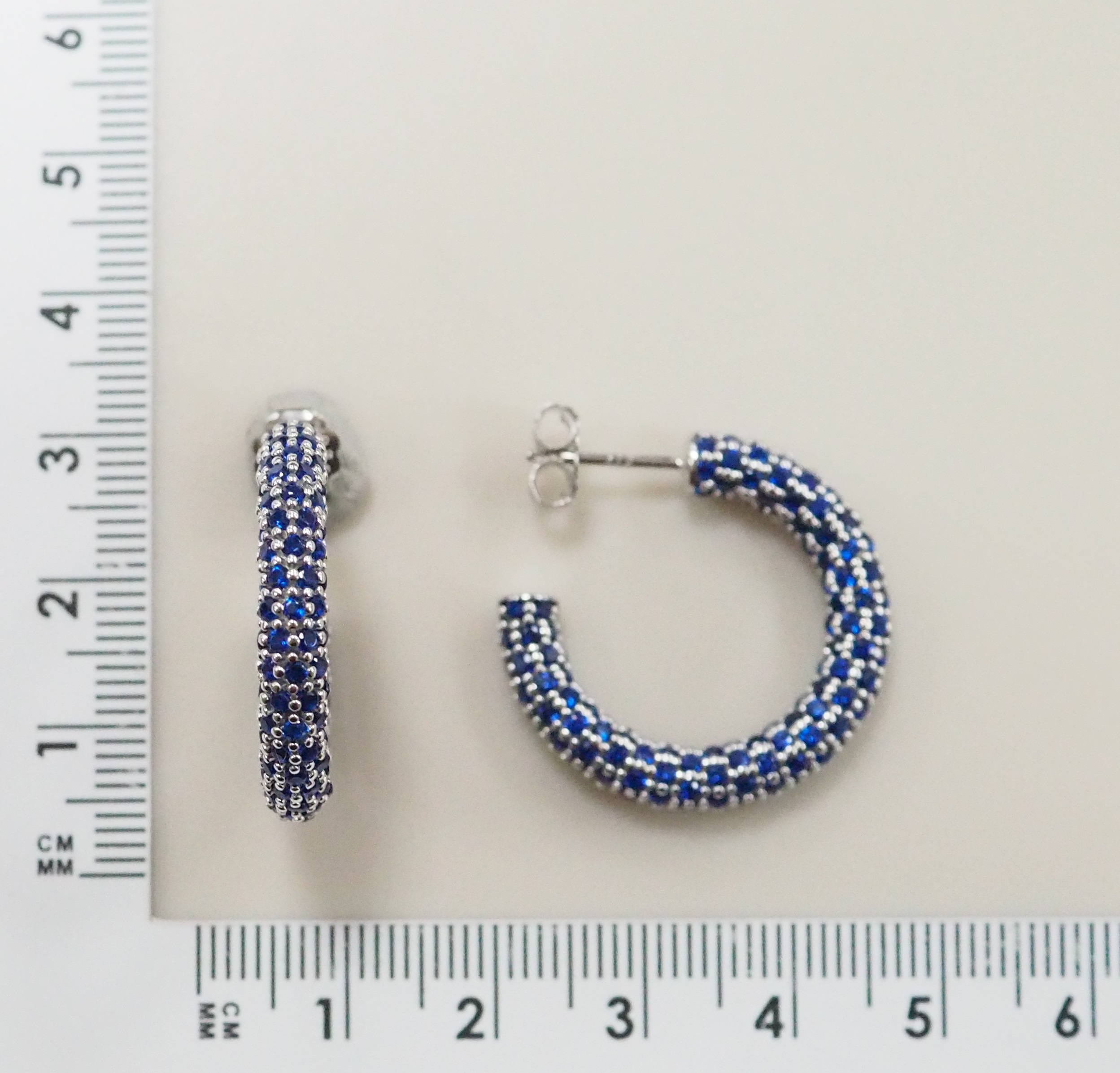Серебряные серьги со шпинелью